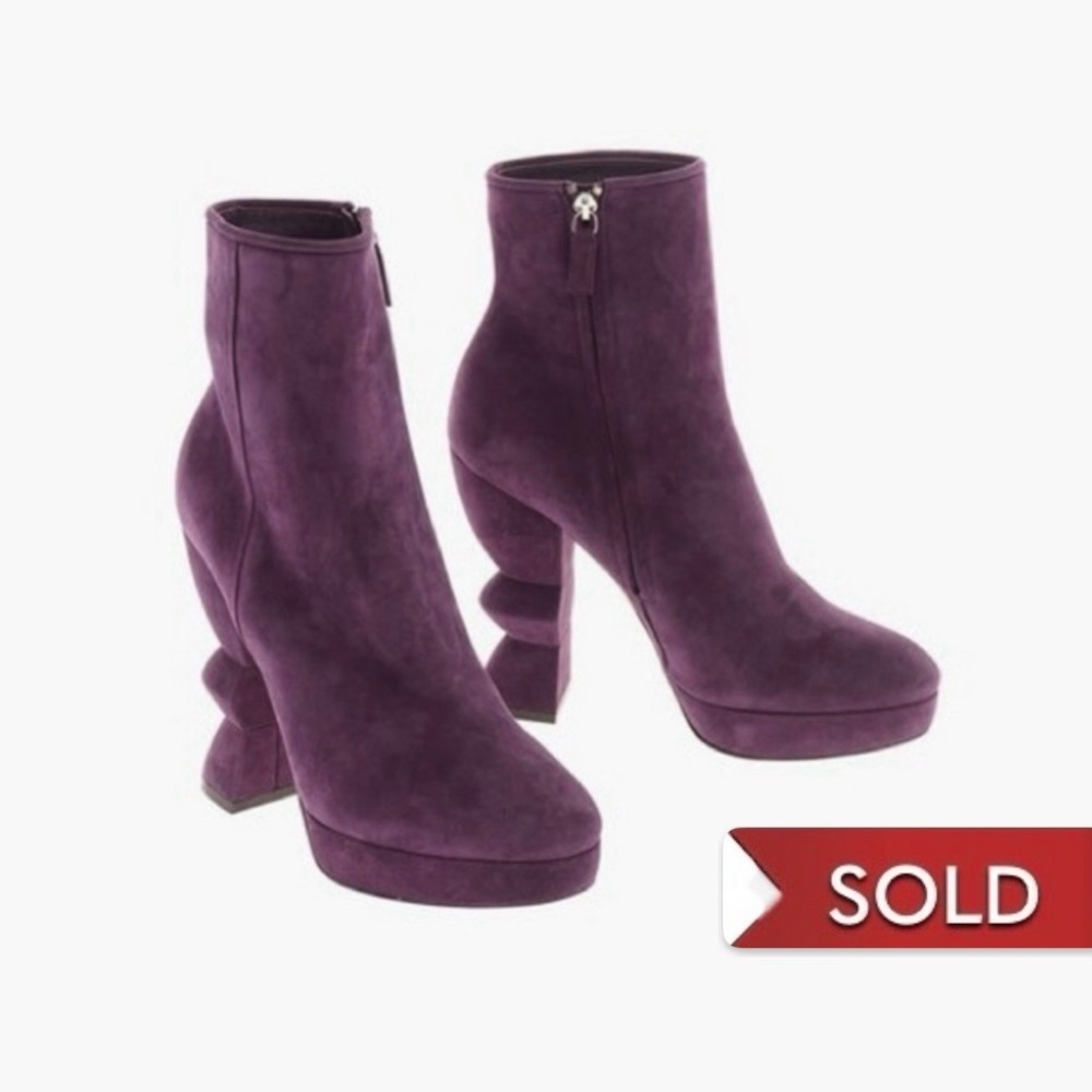 US 7 SALVATORE FERRAGAMO
SUEDE CALLA PLATFORM ANKLE BOOTS WITH ZIP
CLOSURE